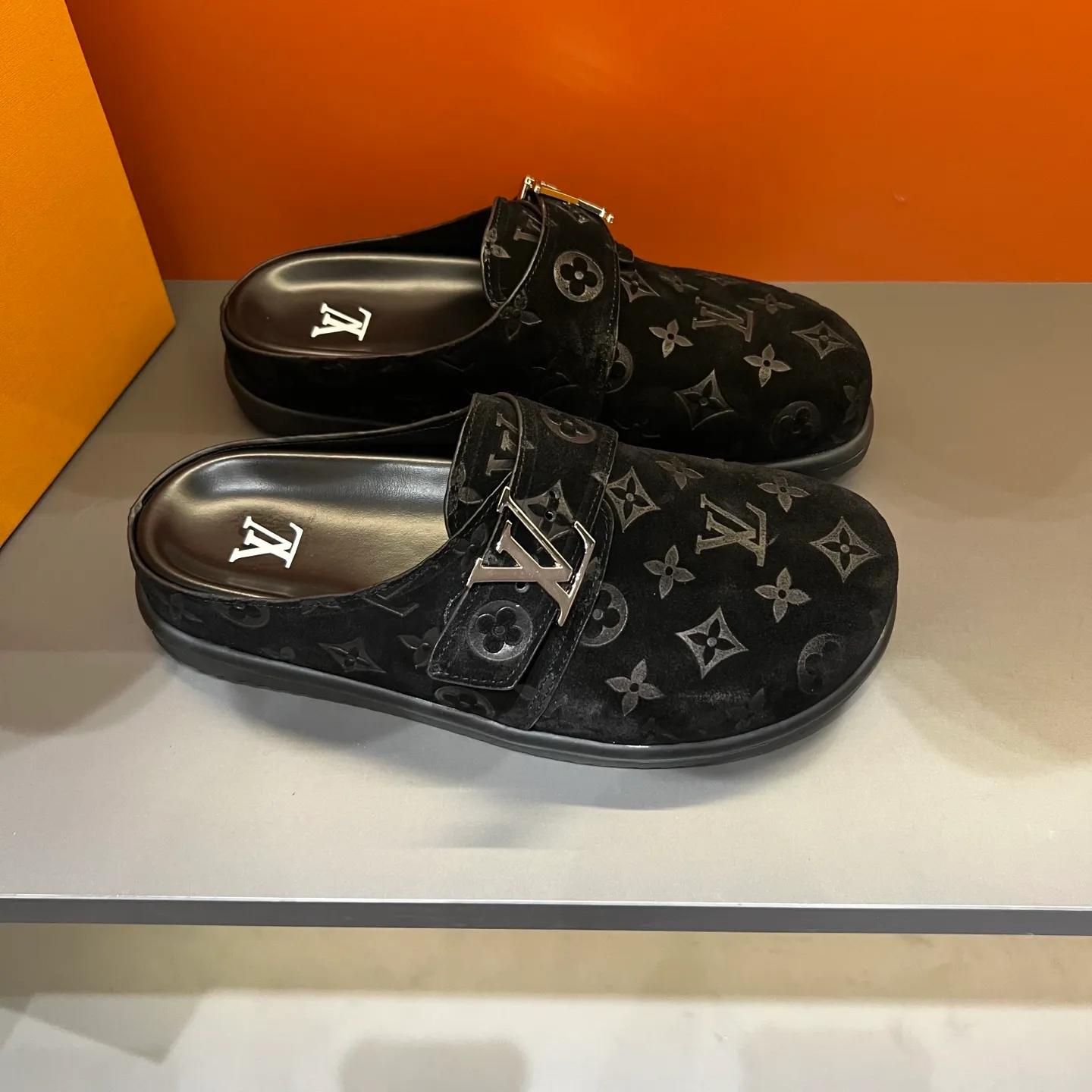 P360, 38-45 LV Easy 2025 new men's casual sandals, made of suede cow leather, with Monogram pattern to highlight the trendy style. Adjustable straps illuminated with LV letters, while a resilient insole and micro outsole provide lightweight comfort. Made of suede cow leather with embossed Monogram pattern and brand element metal hardware✅Adjustable straps➕Tough insole‼ ️Micro outsole. Comfortable and easy to wear‼ ️ P: 360, size: 38-45